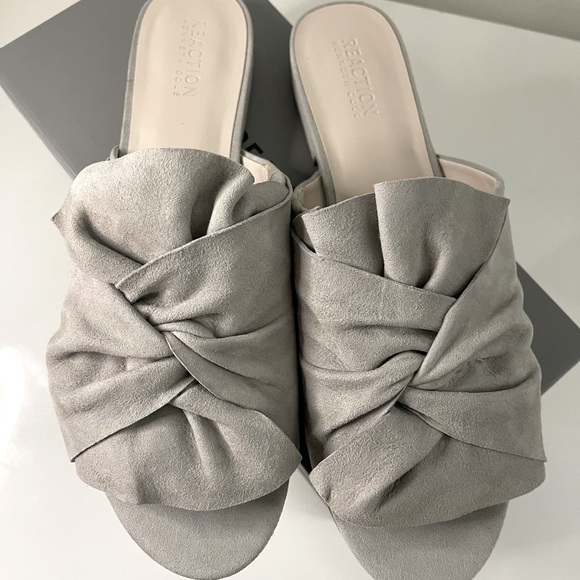 NEW! Keneth Cole Reaction Vanya suede slip sandals in light grey. Size 11 - Picture 5 of 10